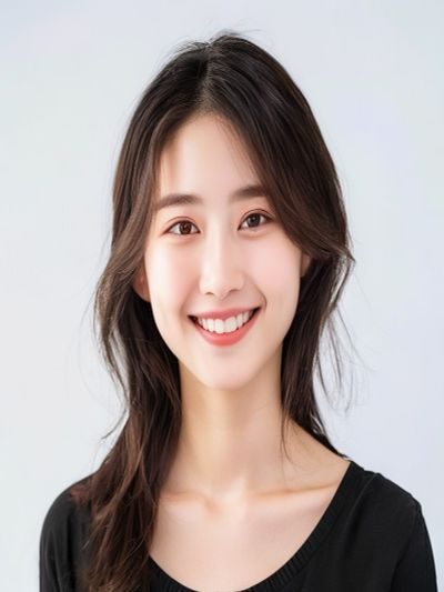 田中瞳个人写真，清新自然的日本女演员形象，白色背景下温柔微笑，眼神明亮有神，展现其独特个人魅力