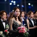 田中瞳最佳女配角奖颁奖典礼现场，礼服优雅上台领奖的精彩瞬间