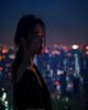 田中瞳都市情感剧剧照，城市夜景背景下女主角深情凝视，灯光璀璨氛围浓郁